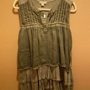 Live and let live green tank top